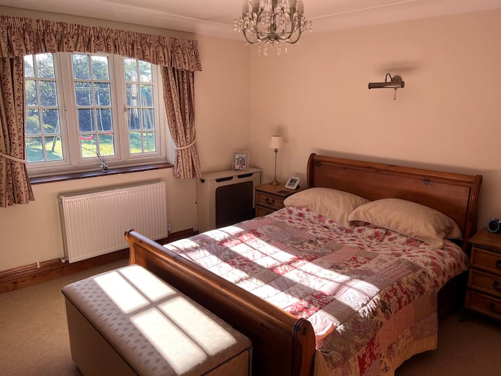 Საძინებელი 1: ორადგილიანი საწოლი.