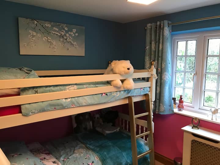 Საძინებელი 3: ორი ერთადგილიანი ორსართულიანი საწოლი.