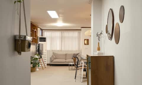 [Renewal] Late night chatter allowed/Spacious living room/Up to 10 people/4 queen beds