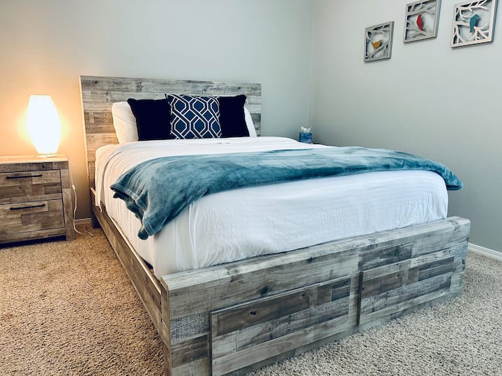 标准双人床客房配有豪华床上用品和枕头床。