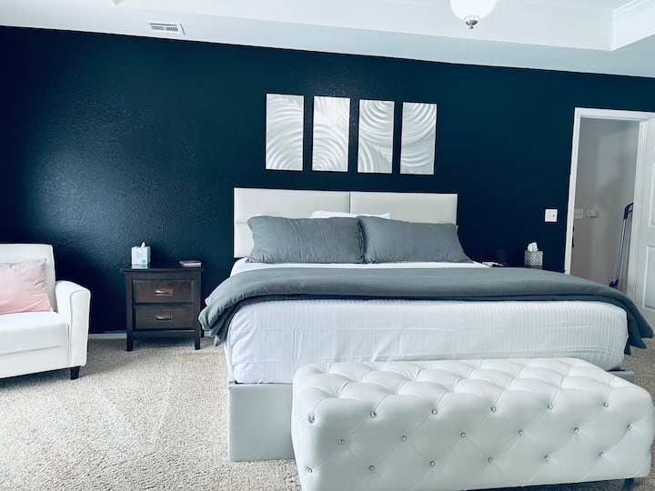 主卧配有豪华、舒适、宽敞的加大双人床！