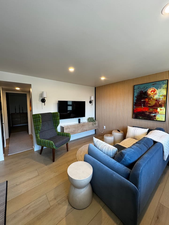 New, Cozy Modern Apt Waterfront Views - Seattle-Tacoma Airport (SEA)