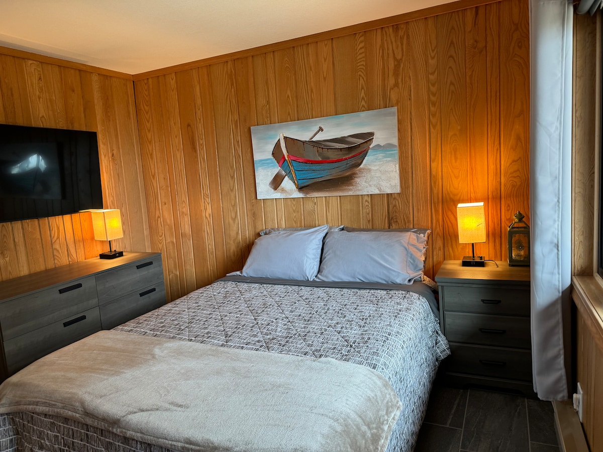 Udobna glavna spavaća soba u prizemlju sa slikovitim pogledom na jezero 