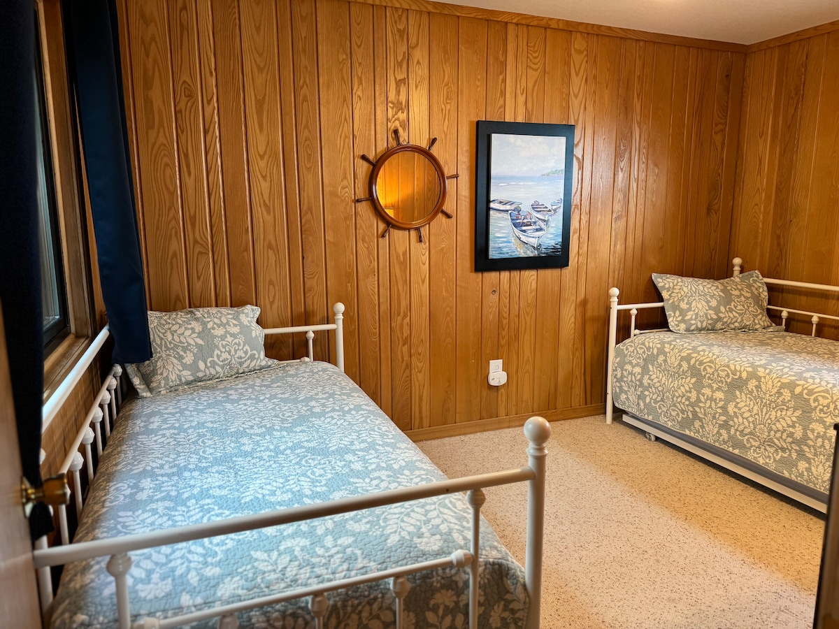 1 od 2 spavaće sobe na katu. Dva odvojena pomoćna kreveta, za 4 osobe