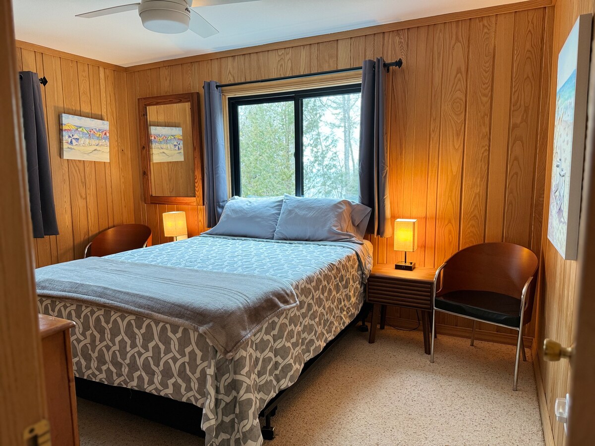 Dvije spavaće sobe na katu. Uživajte u pogledu na jezero i uživajte u valovima dok spavate