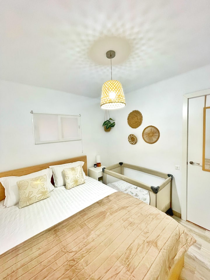 Airbnb כולל מיטת תינוק נוחה, המספקת מרחב בטוח ונוח לבן המשפחה הצעיר ביותר שלכם. נסיעה ללא דאגות בידיעה שהשירות המתחשב הזה מוכן לשינה השלווה של התינוק שלכם במהלך שהותכם אצלנו.