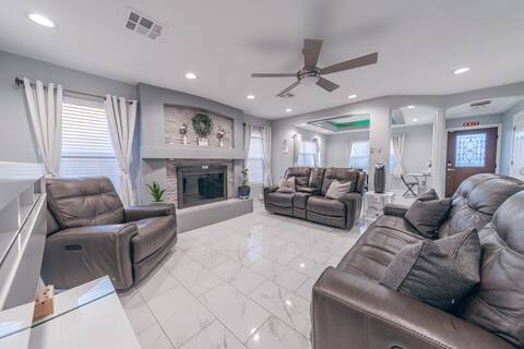 Modern & VERY CLEAN Home: Ft. Sill 5 MINS AWAY!