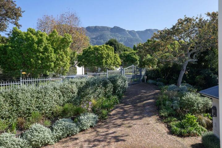 Peaceful home with mountain view gallery image 2