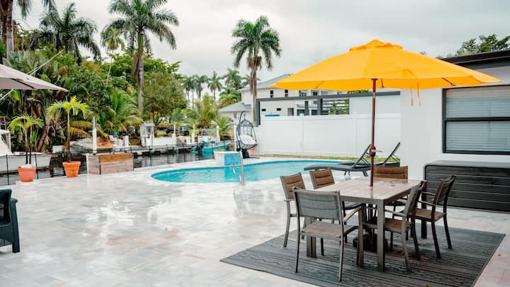 Bimini Bliss: Waterfront Pool Retreat By Dream Vac - Davie, FL