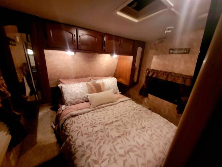 พื้นที่นอนหลักพร้อมเตียงขนาดใหญ่และม่านทึบแสงและพื้นที่ส่วนติปัญญา—การพักผ่อนยามค่ำคืนใต้แสงดาวในฝัน 