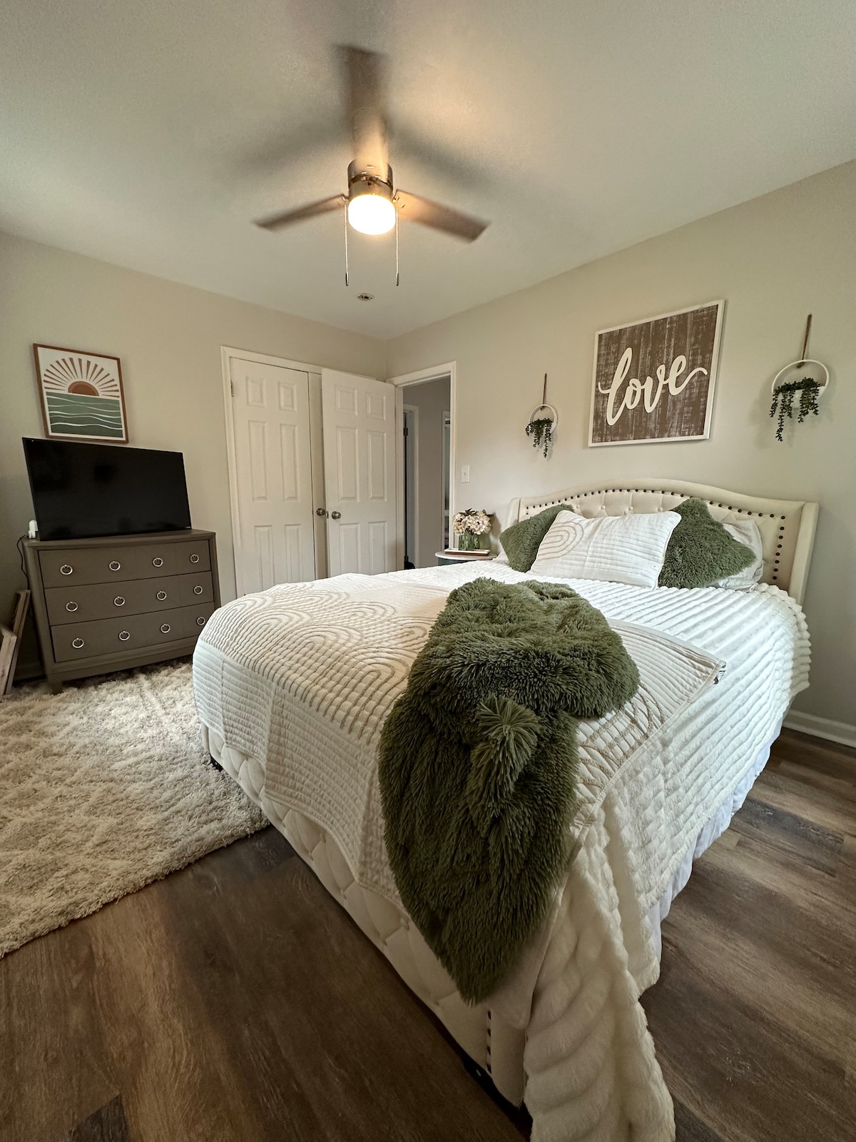 Cama tamaño queen con ropa de cama muy bien equipada 