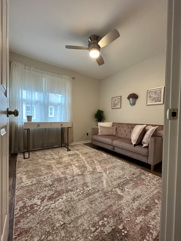 משרד עם שולחן כתיבה וספה נפתחת - אינטרנט מהיר 