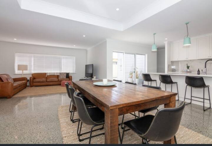 Margaritaville | Luxe Coastal Home + Games + Wi-fi - Cervantes