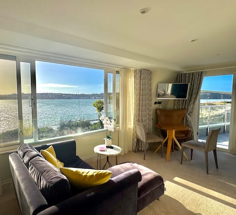 Couple’s Getaway , Rock Beachfront, King Size Bed