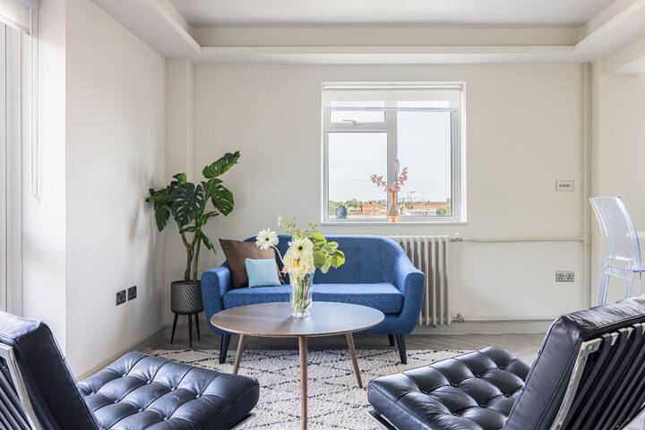 Lux Regents Park 2 bed 2 bath penthouse with AC gallery image 2