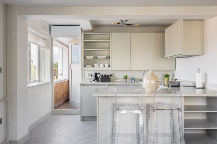 Lux Regents Park 2 bed 2 bath penthouse with AC