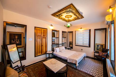 Authentic Flat in a Historic Mansion by LiKu