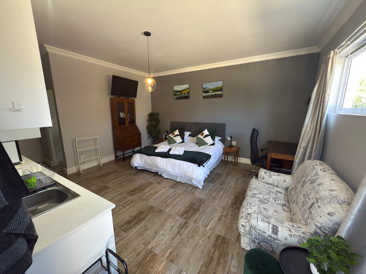 Prostrana spavaća soba otvorenog tipa, dnevni boravak i kuhinja s radnim stolom i komodom. 
Bračni krevet (širine 180 – 200 cm) ili 2 zasebna kreveta za spavanje. 