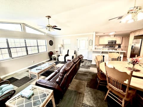 Top performing Airbnb: Spacious & Comfortable home for family and friends in Ensley