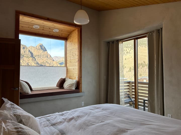 Dormitorio principal con cama tamaño king