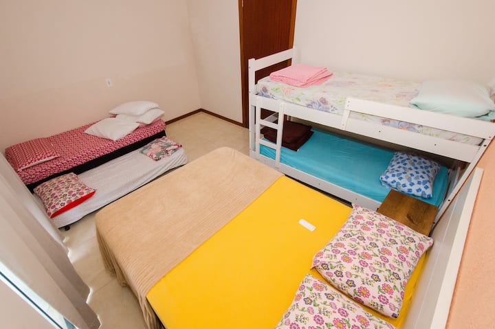 ️ Chambre avec 1 lit double, 1 lit superposé et un lit d'appoint, hébergement confortable pour les familles. Nous fournissons des draps, des oreillers et une literie complète. L'espace dispose également d'un balcon privé avec une véranda.