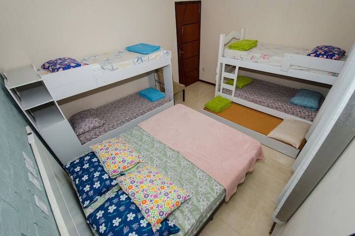 ️ Chambre avec 1 lit double, 1 lit superposé et un lit gigogne, un hébergement confortable pour les familles. Nous fournissons des draps, des oreillers et un ensemble complet de literie.