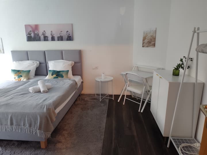 Shërbime të reja, si tavolinë pune, gardërobë dhe fotografi