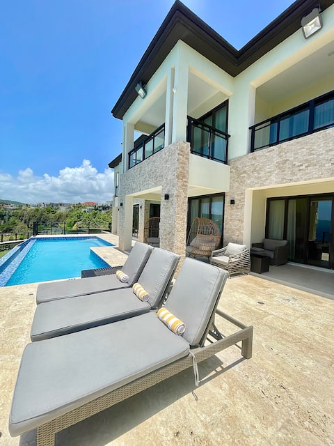 Luxury Oceanfront Villa w/ Wet Bar