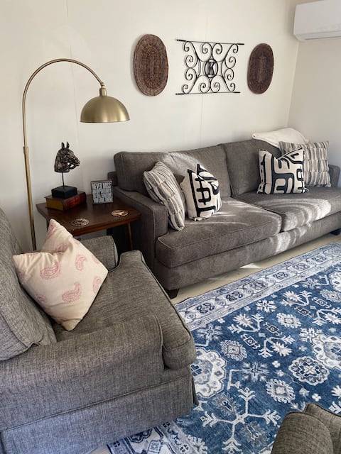 King Cottage #1 stay near hwys 72&45. Top-rated!