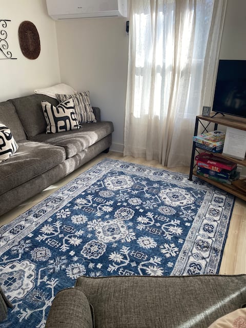 King Cottage #1 stay near hwys 72&45. Top-rated!