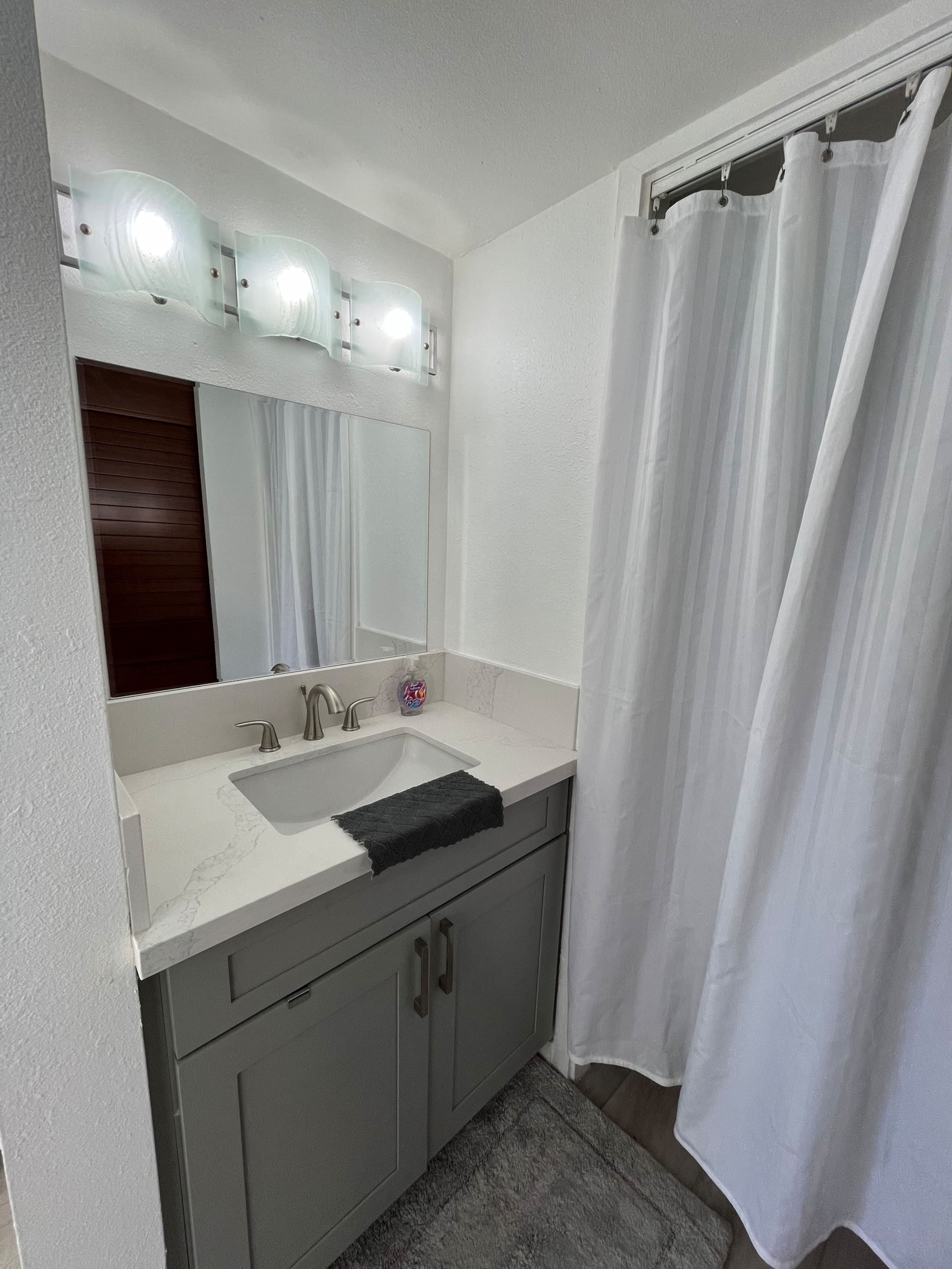 Waikiki Newly Renovated Apt! - Image 6