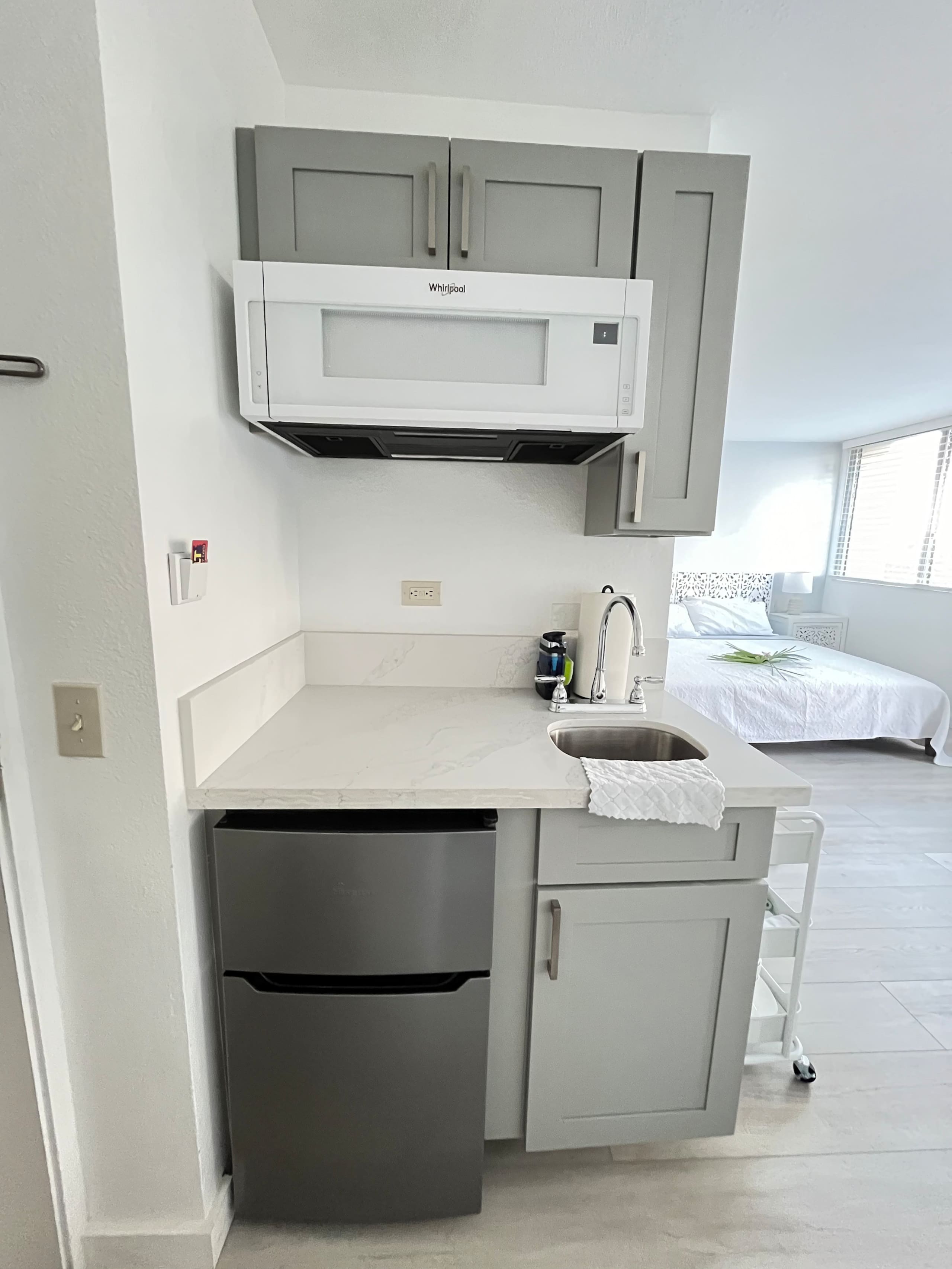 Waikiki Newly Renovated Apt! - Image 9