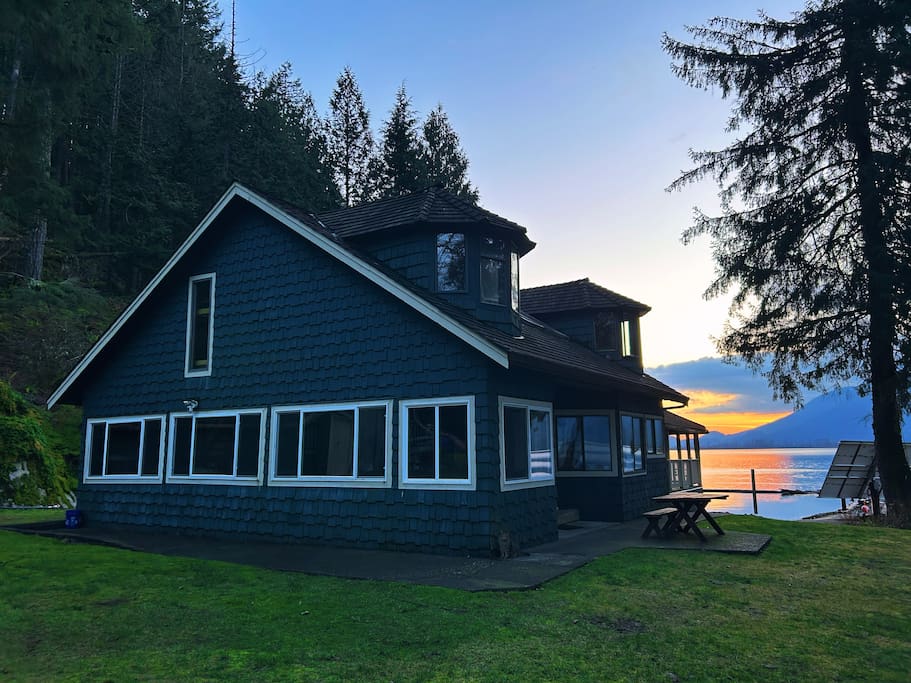 The Lakefront Lodge - Off-Grid Wilderness Retreat