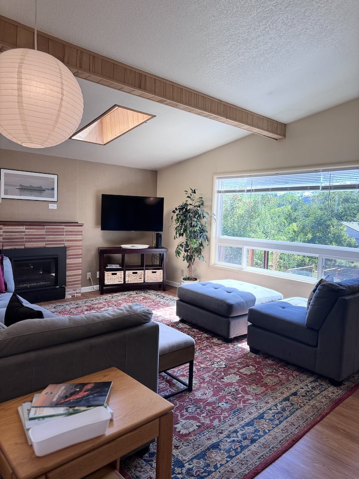 The Valentine House / 2 Miles To Uo - Eugene, OR