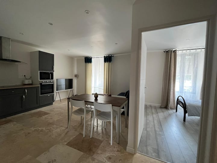 2 Bedroom Flat In Town Center - ibis Orange Centre