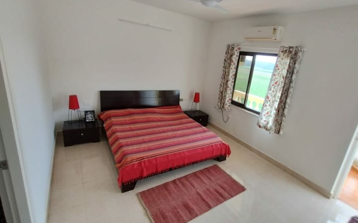 Krevat i madh dhe i rehatshëm me ajër të kondicionuar, banjë të bashkangjitur dhe dollap me një ballkon panoramik.