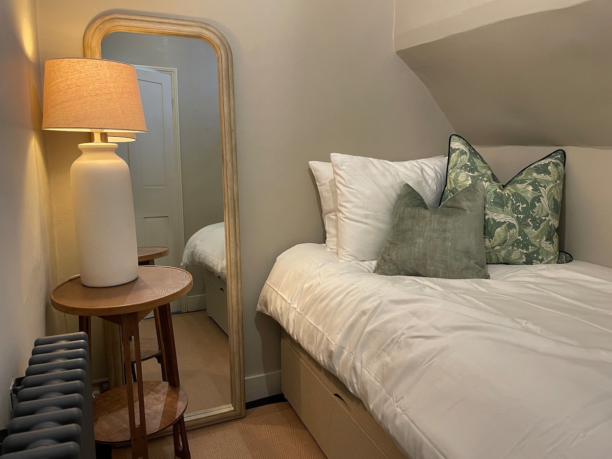 El dormitorio 3 es un acogedor dormitorio individual de tamaño completo, perfecto para un adulto o niño.