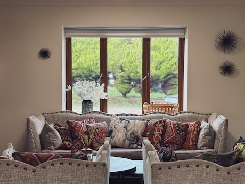 Meadow View: 7-Bedroom Luxury Villa with Hot Tub