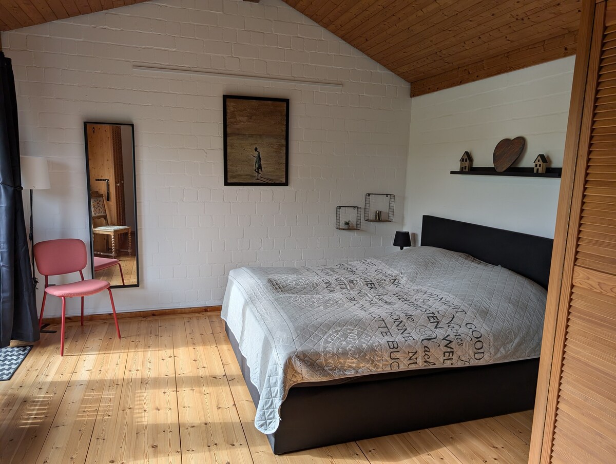 חדר שינה 1 עם מיטת קפיצים בגודל 2 על 2 מטר. 