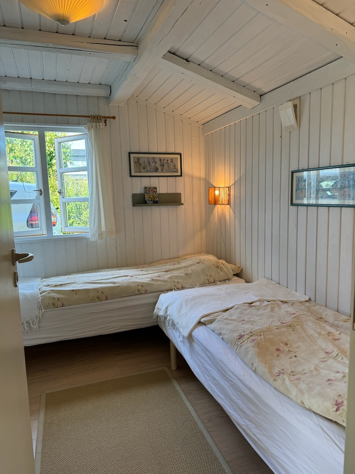 Dhoma e gjumit e rehatshme dhe e lehtë përbëhet nga dy krevate tek (80 cm i gjerë). Përveç kësaj, ka mbulesa krevati dhe dollapë për rrobat. 