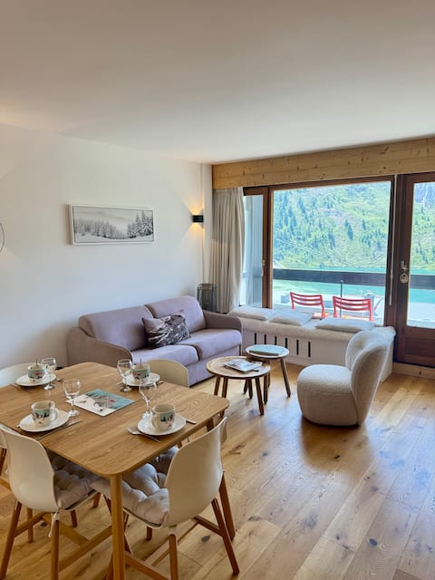 Popular Airbnb listing: Beautiful lake view, skis on your feet. in Tignes