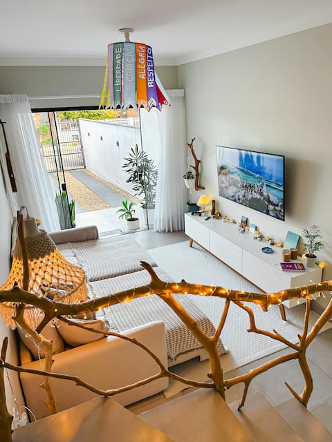 Top Airbnb: Aloha House: Design Tropical e Deck Churrasqueira em Balneário Piçarras