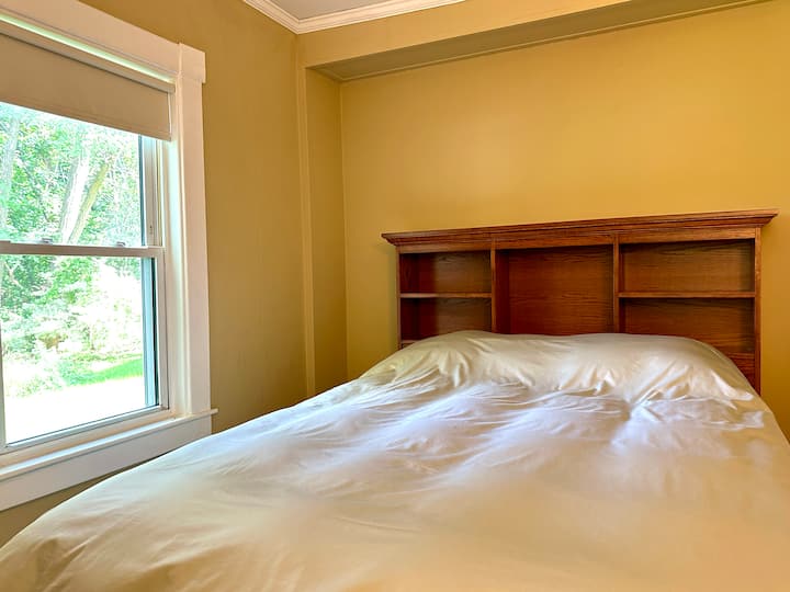 Kitanda aina ya Queen kilicho na ubao wa kichwa wa sanduku la vitabu 