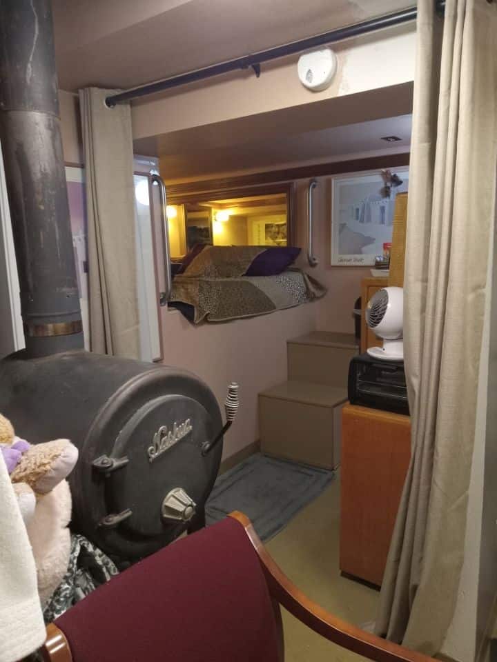 Segunda área para dormir con chimenea de leña, ten en cuenta que se encuentra en la planta baja. 