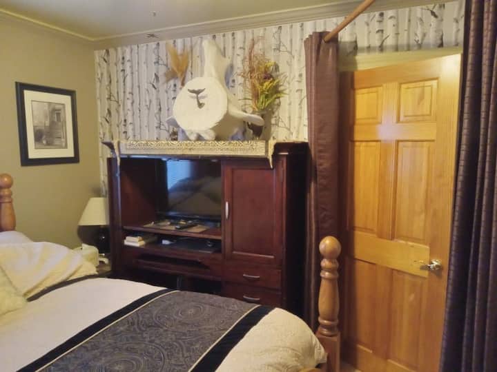 Dormitorio principal con cortina de privacidad