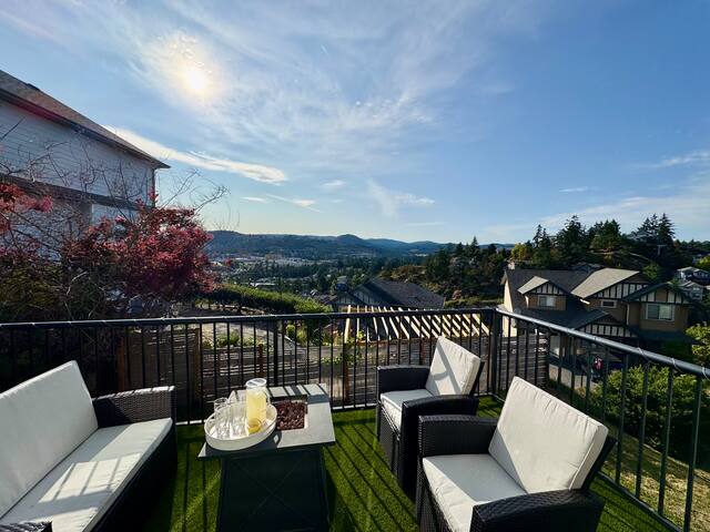Modern Hilltop Home with Views! King bed gallery image 3