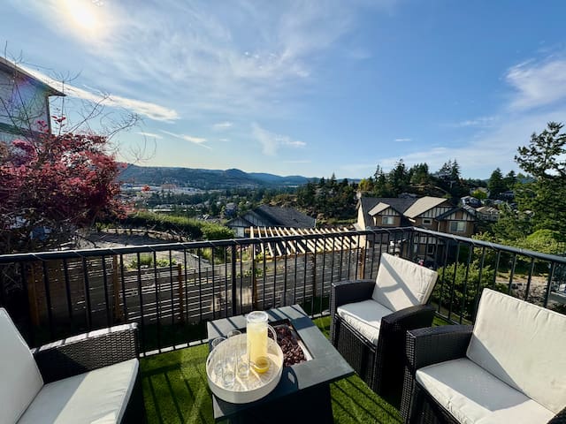 Modern Hilltop Home with Views! King bed