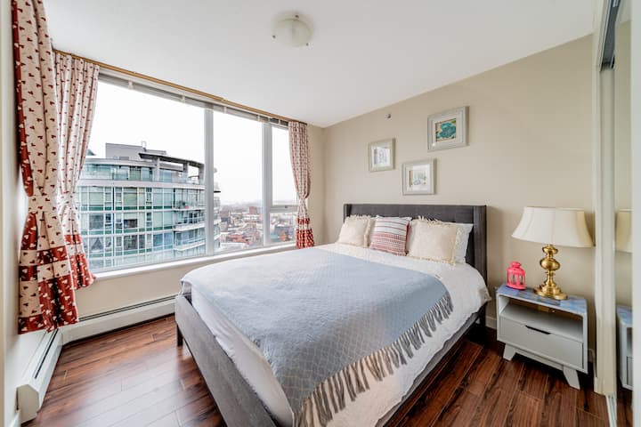 Dritare të pastra, të organizuara mirë, të pastra, elegancë të sofistikuar, të ngrohtë dhe të lezetshme dhe të rehatshme.