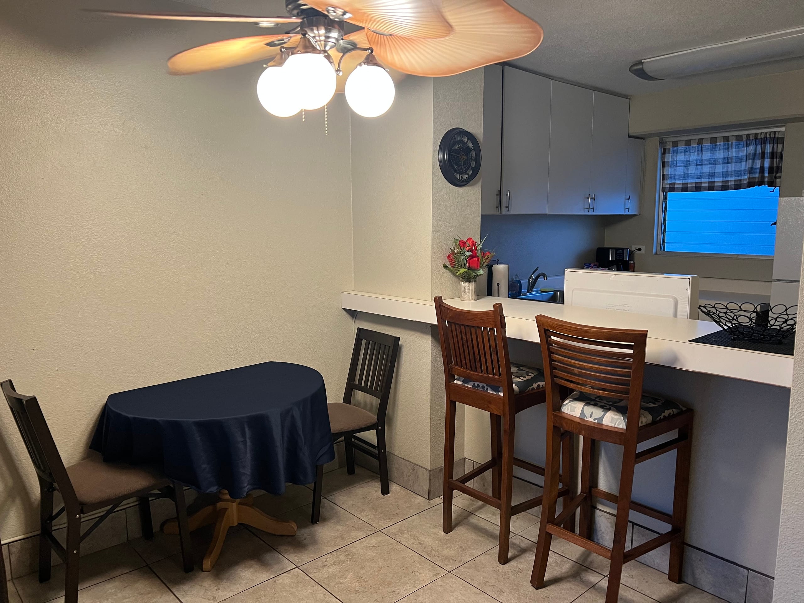 Condo in Honolulu · ★4.71 · 2 bedrooms · 1 private bath - Image 11