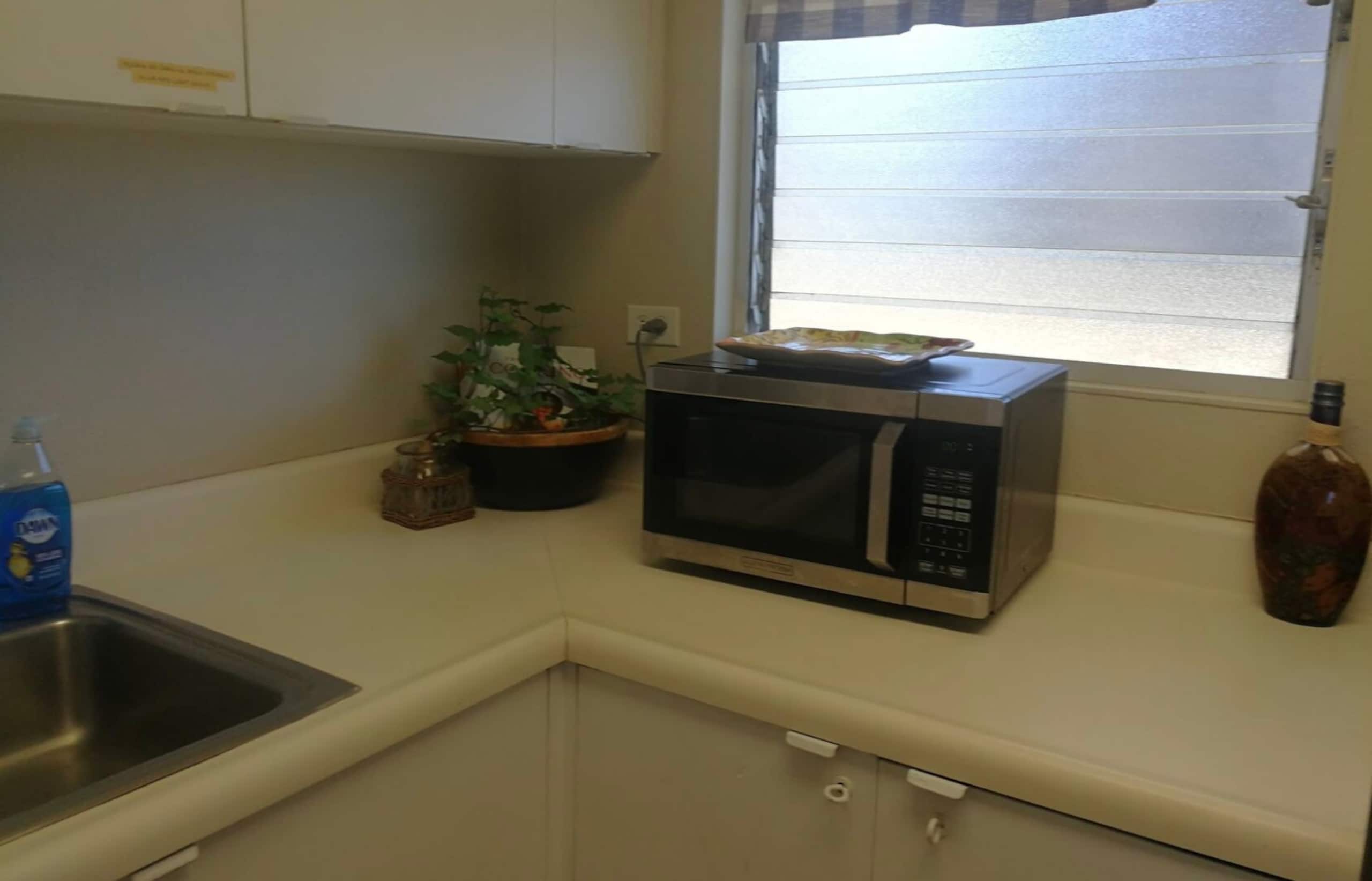 Condo in Honolulu · ★4.71 · 2 bedrooms · 1 private bath - Image 3